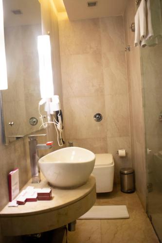 Un baño de Regenta Orkos Kolkata by Royal Orchid Hotels Limited