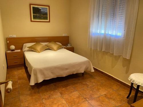 ペレジョにあるCasa Marianoのベッドルーム(白いベッド1台、窓付)