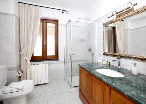 bagno con lavandino, doccia e servizi igienici di Luxury Room Vittorio Emanuele II a Città di Lipari