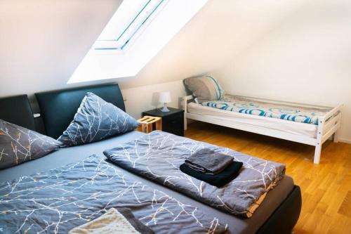 Postel nebo postele na pokoji v ubytování 150 m² Maisonnette Whg mit Galerie für 10 Personen