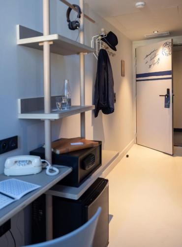 a room with a desk and a room with a door at L'Eautel Toulon Centre Port in Toulon