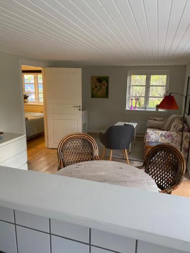 een keuken en eetkamer met een tafel en stoelen bij SoegaardensBB in Stenløse