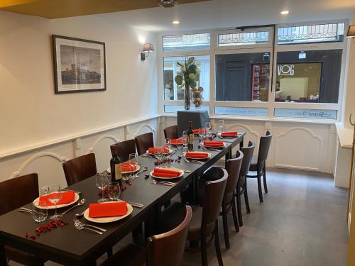 Restaurant ou autre lieu de restauration dans l'établissement Hôtel Au Grand Duquesne