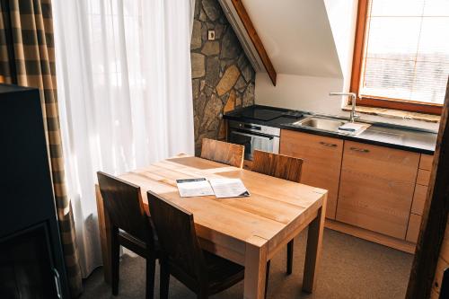 Η κουζίνα ή μικρή κουζίνα στο APLEND Hotel Kukučka