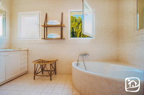 Et badeværelse på Villa Maui by Abahana Villas