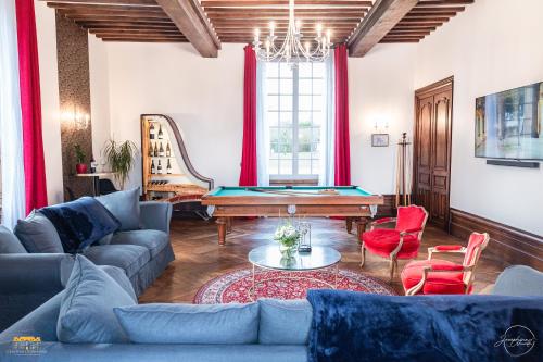 - un salon avec des canapés et un billard dans l'établissement Château d'Hermival, à Hermival-les-Vaux