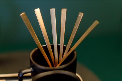 a cup with wooden sticks sticking out of it at Deville & Spa in Costermano sul Garda