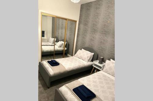 Кровать или кровати в номере Bellshill central apartments