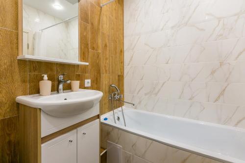 y baño con lavabo y bañera. en ARRIVAL- Новые дизайнерские апартаменты - Экспоград-ЮГ, en Krasnodar