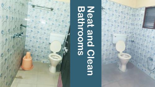 bagno con 2 servizi igienici in camera di Vishnu Residency Warangal a Warangal