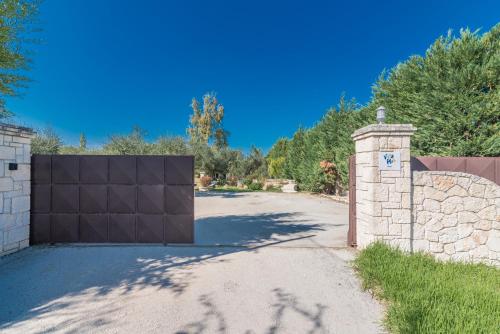 Fotografie z fotogalerie ubytování Astarte Villas - Istar Villa with Tennis Court v destinaci Makhairádhon
