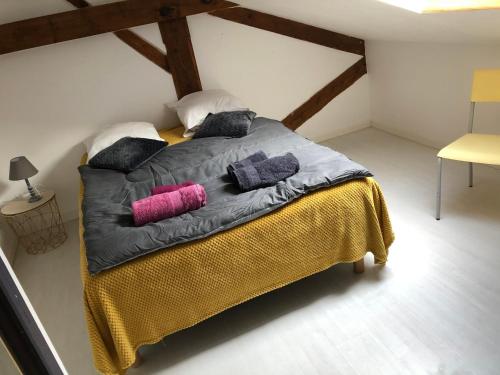 een slaapkamer met een bed met twee kussens erop bij le verso in Narbonne