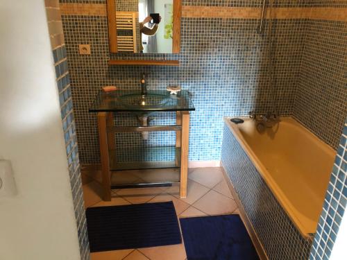 een badkamer met een wastafel en een ligbad bij le verso in Narbonne