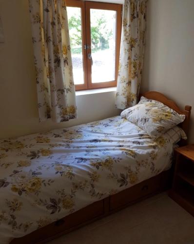 une chambre avec un lit et une fenêtre avec des rideaux dans l'établissement Inviting 3-Bed holiday home in Chateau-Garnier, à Château-Garnier