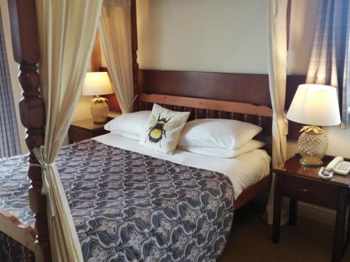 Ένα ή περισσότερα κρεβάτια σε δωμάτιο στο Three Rivers Hotel