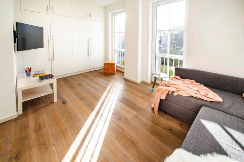a living room with a couch and a table at Ferienhaus Strandhafer in Wangerooge
