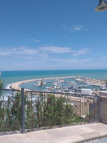 a view of the ocean from a balcony at Terrazza mare home in Rodi Garganico