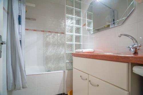 ein Badezimmer mit einem Waschbecken, einer Badewanne und einer Dusche in der Unterkunft Les Cimes de Belle Hutte in La Bresse