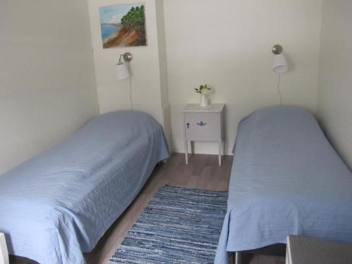Tempat tidur dalam kamar di Stenungsögården