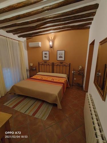 Ένα ή περισσότερα κρεβάτια σε δωμάτιο στο Hotel Rural Real de Laroles Nevada bike and treeking