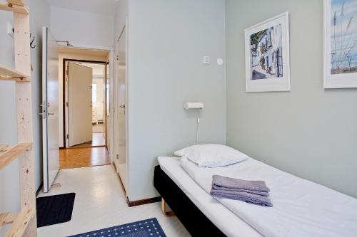 a small bedroom with a bed and a hallway at Bed's Motell & Rumsuthyrning in Norrköping