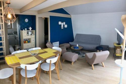 聖皮耶爾基貝隆的住宿－Maisonnette atypique des années 1960，客厅配有桌子和沙发