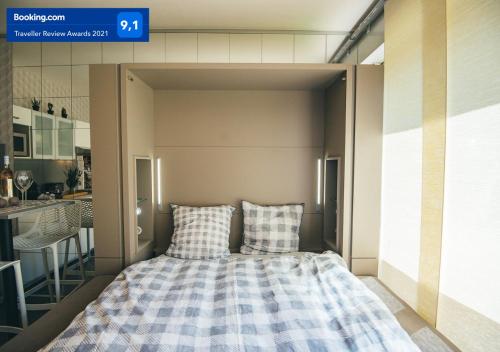 Un dormitorio con una cama con dos almohadas encima. en Le Petit Roi - StandingPlace, en Le Chesnay