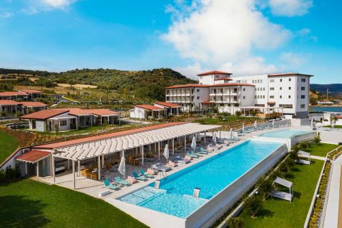 O vedere a piscinei de la sau din apropiere de Mount Athos Resort