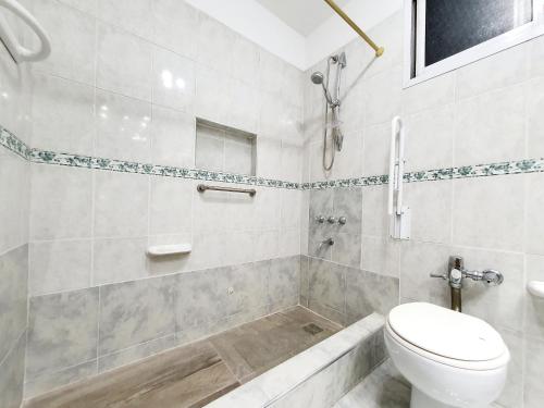 a bathroom with a toilet and a shower and a tub at Administracion Callao in Buenos Aires