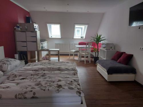 1 dormitorio con 2 camas, mesa y sillas en Ferienwohnung Grunwald, en Oberhof