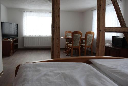 TV a/nebo společenská místnost v ubytování Ferienwohnung Lippmann