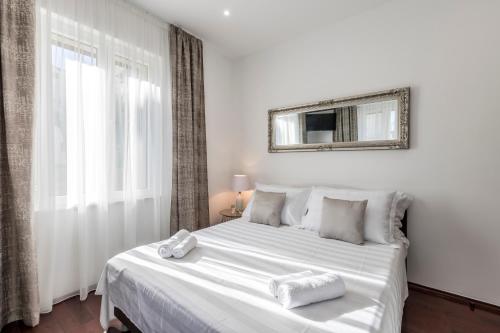 1 cama blanca con 2 toallas en un dormitorio en Villa Meri very central and beautiful apartment en Split