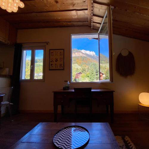 une pièce avec une table et une fenêtre avec vue dans l'établissement Le Chamechaude Bed&Breakfast, à Le Sappey-en-Chartreuse