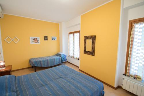 ヴァラッツェにあるLa tua casa a Varazze a 30 mt dal mareのベッドルーム1室(ベッド2台付)が備わります。