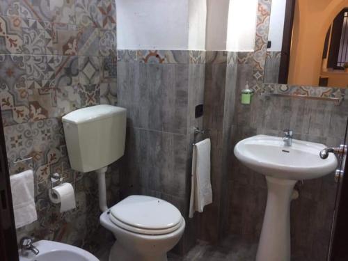 a bathroom with a toilet and a sink at Casa Vacanze Gaia in Biancavilla