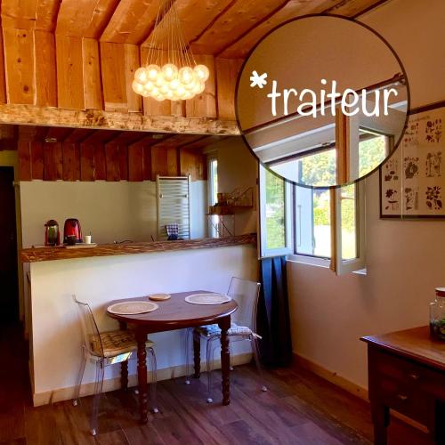 une cuisine avec une table en bois et une fenêtre dans l'établissement Le Chamechaude Bed&Breakfast, à Le Sappey-en-Chartreuse