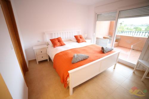 ein Schlafzimmer mit einem Bett und einem großen Fenster in der Unterkunft Apartment - Sleeps 4 - Pool - Terrace - Parking in Torre-Pacheco