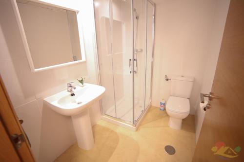 ein Badezimmer mit Waschbecken, Dusche und Toilette in der Unterkunft Apartment - Sleeps 4 - Pool - Terrace - Parking in Torre-Pacheco