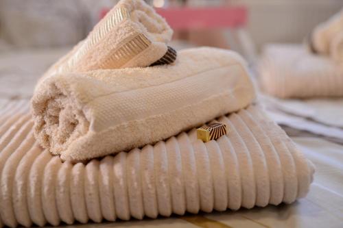 a pile of white towels sitting on a table at Apartman Centar Lux Valjevo in Valjevo