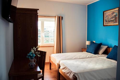 um quarto de hotel com duas camas e uma janela em Mulagueta -Restaurao e Turismo Rural em Vale de la Mula