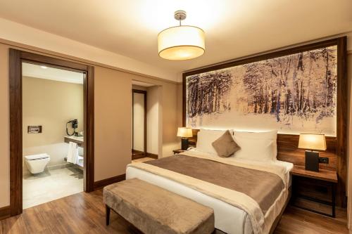 Llit o llits en una habitació de Dorukkaya Ski & Mountain Resort
