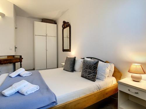 1 dormitorio con 1 cama con 2 toallas en Nestor&Jeeves - SUITE ROYAL LUXEMBOURG - Central - Swimming pool on roof, en Niza
