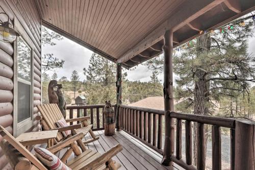 Balkón nebo terasa v ubytování Fire Pit and Game Room Heber-Overgaard Cabin!