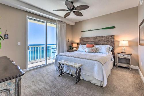 מיטה או מיטות בחדר ב-Waterfront PCB Condo with Balcony and Beach Gear!