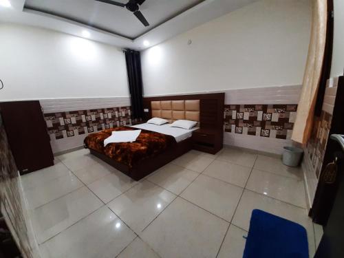 Postel nebo postele na pokoji v ubytování Abrol residency