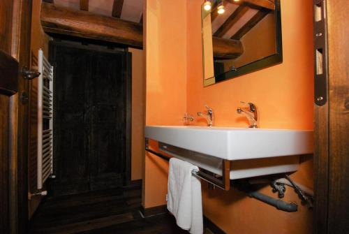 a bathroom with a sink and a mirror at Corte Fratini Appartamenti in Trevi