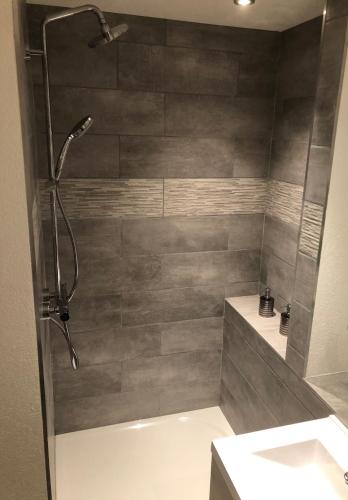 une salle de bain avec douche et lavabo dans l'établissement Le coin américain, à Horbourg-Wihr