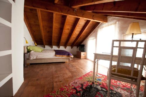 una camera da letto con un letto e un soffitto in legno di Melegis 4-Bed Villa Sleeps 7 Pool & Garden a Melegis