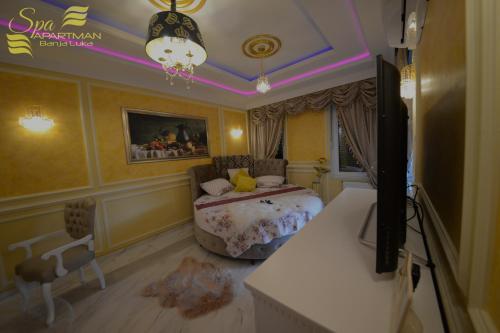 Ein Bett oder Betten in einem Zimmer der Unterkunft Spa Apartman Banja Luka
