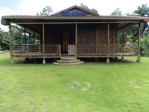 a building with a porch and a sign on it at Jardim Botânico ME-ZOCHI in Vila Moura
